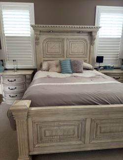 Like new queen bed set