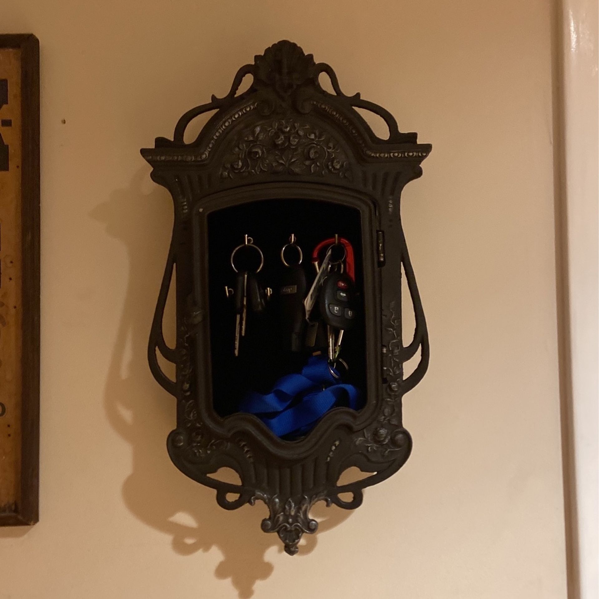 Victorian keyholder