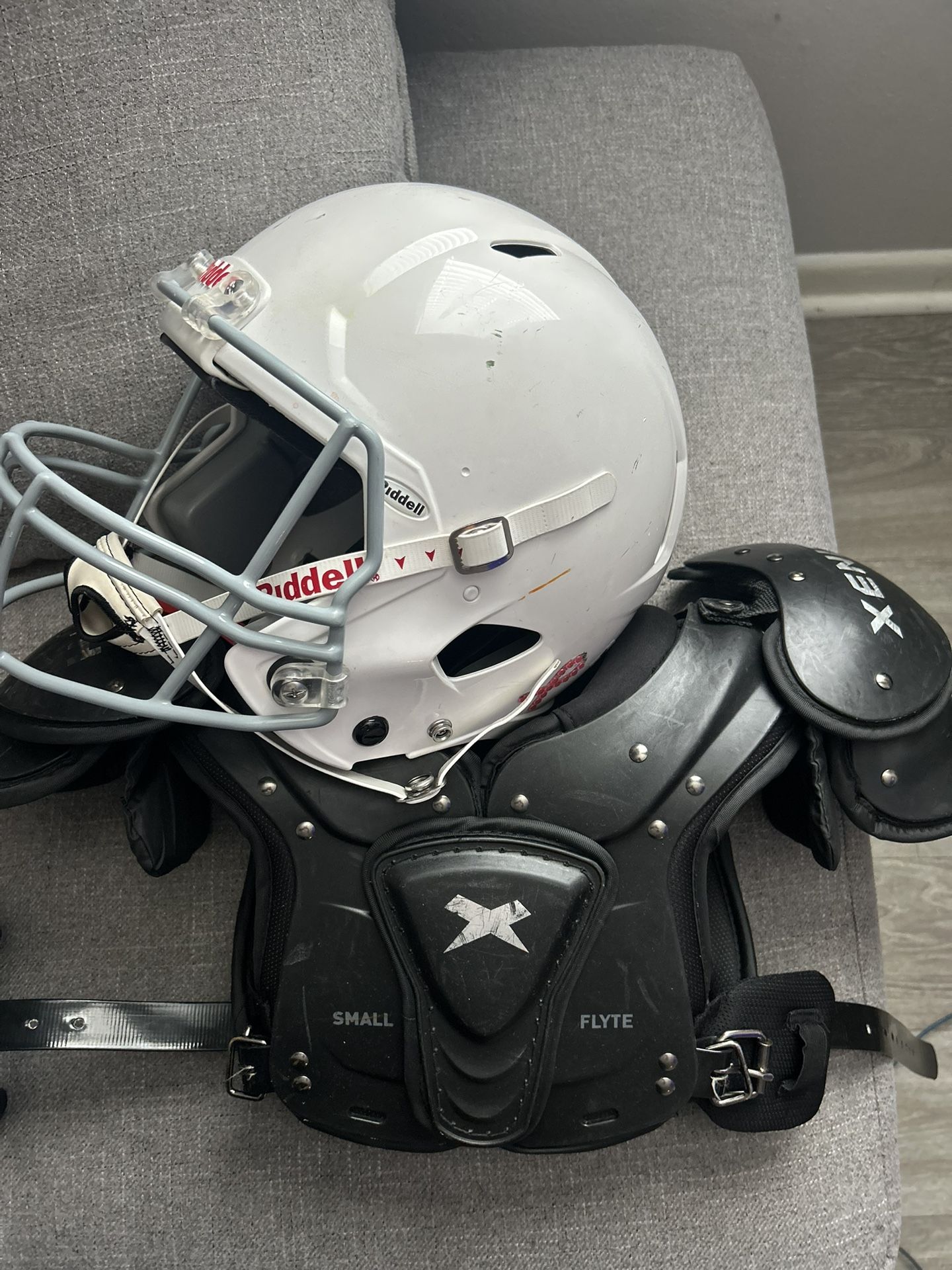 Youth Xl Helmet & Youth Small Shoulder Pads 