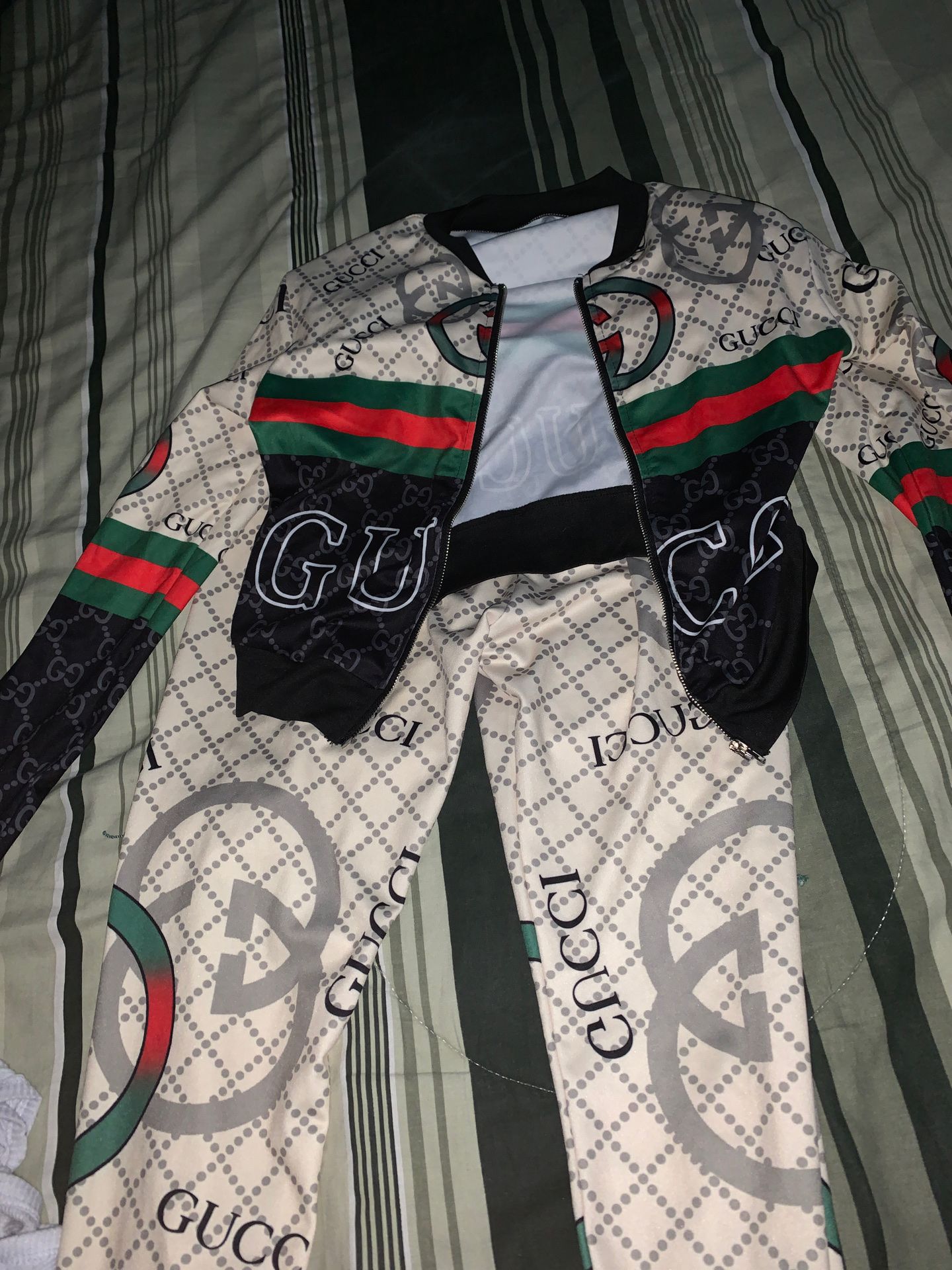 Gucci headband and outfit size (small )