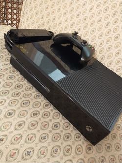 Xbox one console with 4 games Red Redemption 2, Assassins creed Odyssey, Madden NFL, Overwatch