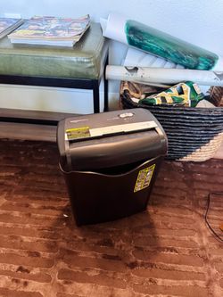 AmazonBasics 6-page Paper Shredder
