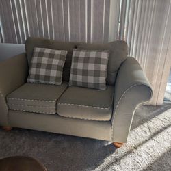 Cozy, Like-New Olive Green Loveseat - Perfect for Small Spaces!