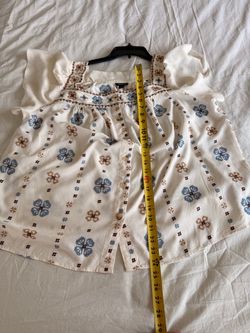 Torrid Size 1 / 1X Embroidered Floral Flutter Sleeve Blouse Linen Blend