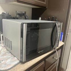 Emerson 900 watts black and chrome microwave