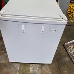 Avanti Mini Refrigerator 