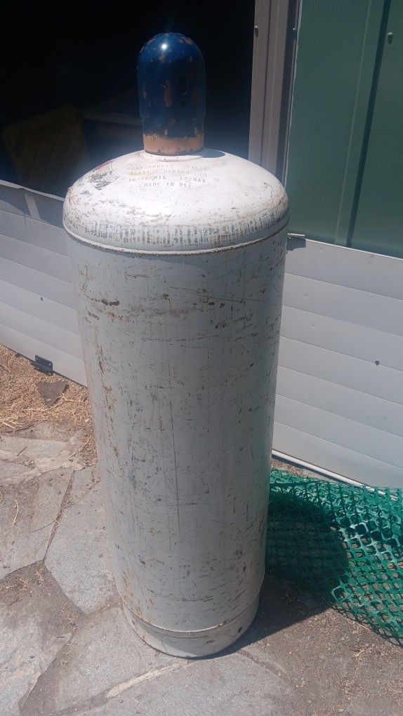 100 Lb Propane Tanks