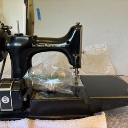 Singer Featherweight Sewing Machine 