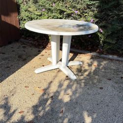 Rubbermaid Round Patio Table