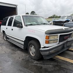 1998 GMC SUBURBAN IN FOR PARTS!
