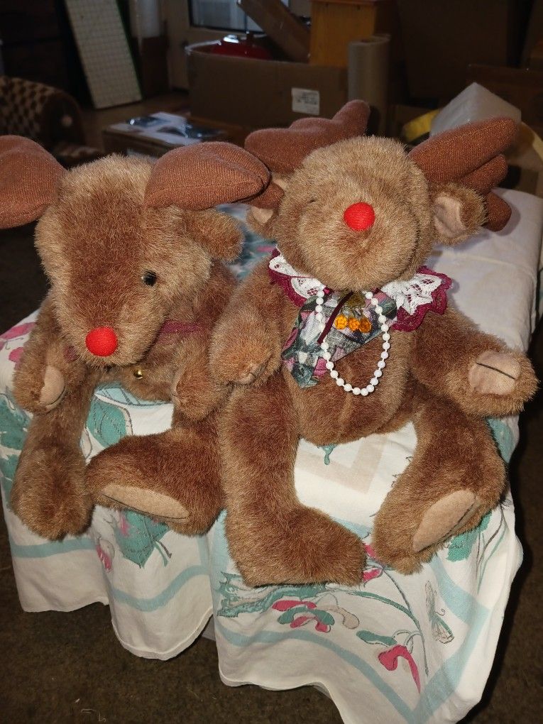 Sitting Bear Couple