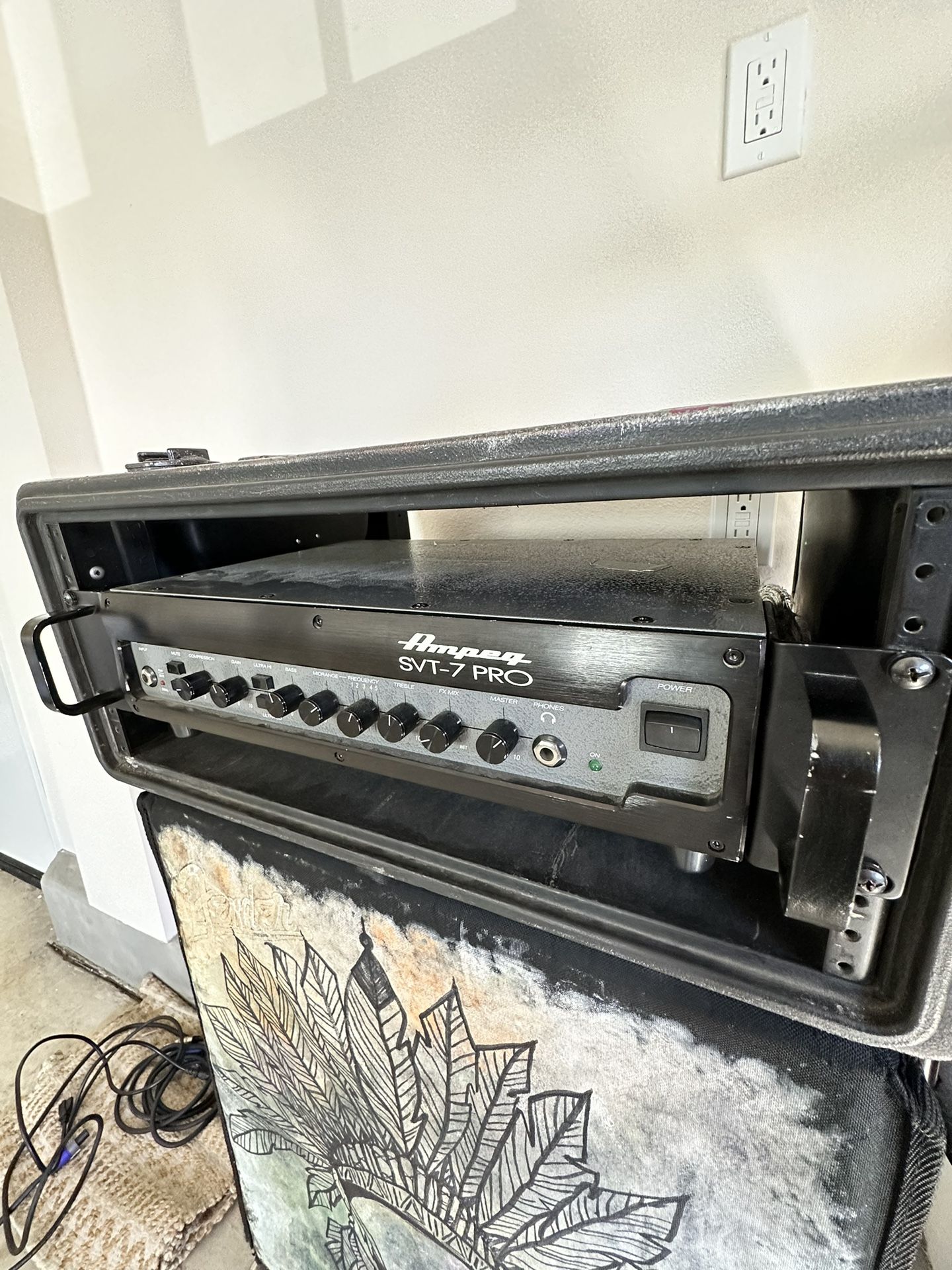 Ampeg Svt 7 Pro Bass Amp In Road Rack Case