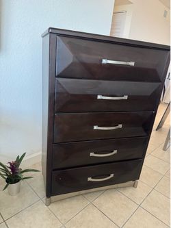 Modern Bedroom Set – 5 Drawer Dresser + Nightstand – Excellent Condition
