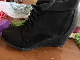 New still in box - size 8.5 woman’s black wedges