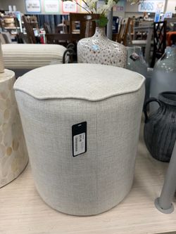 Armoire Cottage Collection Scalloped Ottoman, Cream