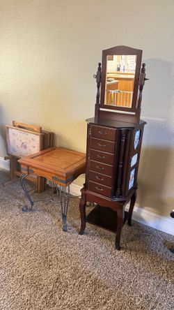 Standing jewelry box