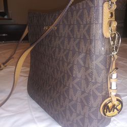 BRAND NEW MICHEAL KORS CROSSBODY PURSE.....😁😊😍