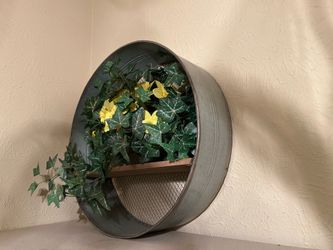 20” diameter x 6”D round tin shelf with flowers