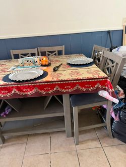 Dining room set for sale due to a move. Juego de comedor en venta por mudanza.