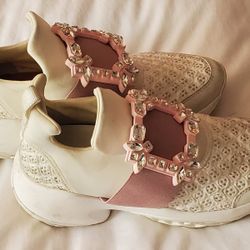 Tenis Runer Vivier
Viv Runs stras buckle snickers in technical fabrics.