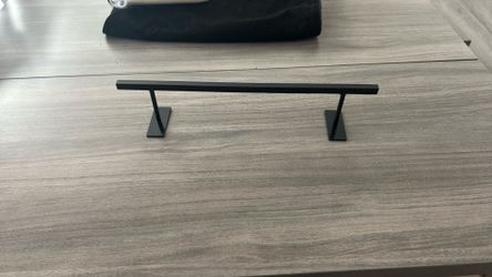 Fingerboard rail