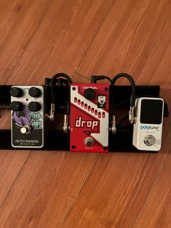 Guitar pedals and powered pedalboard