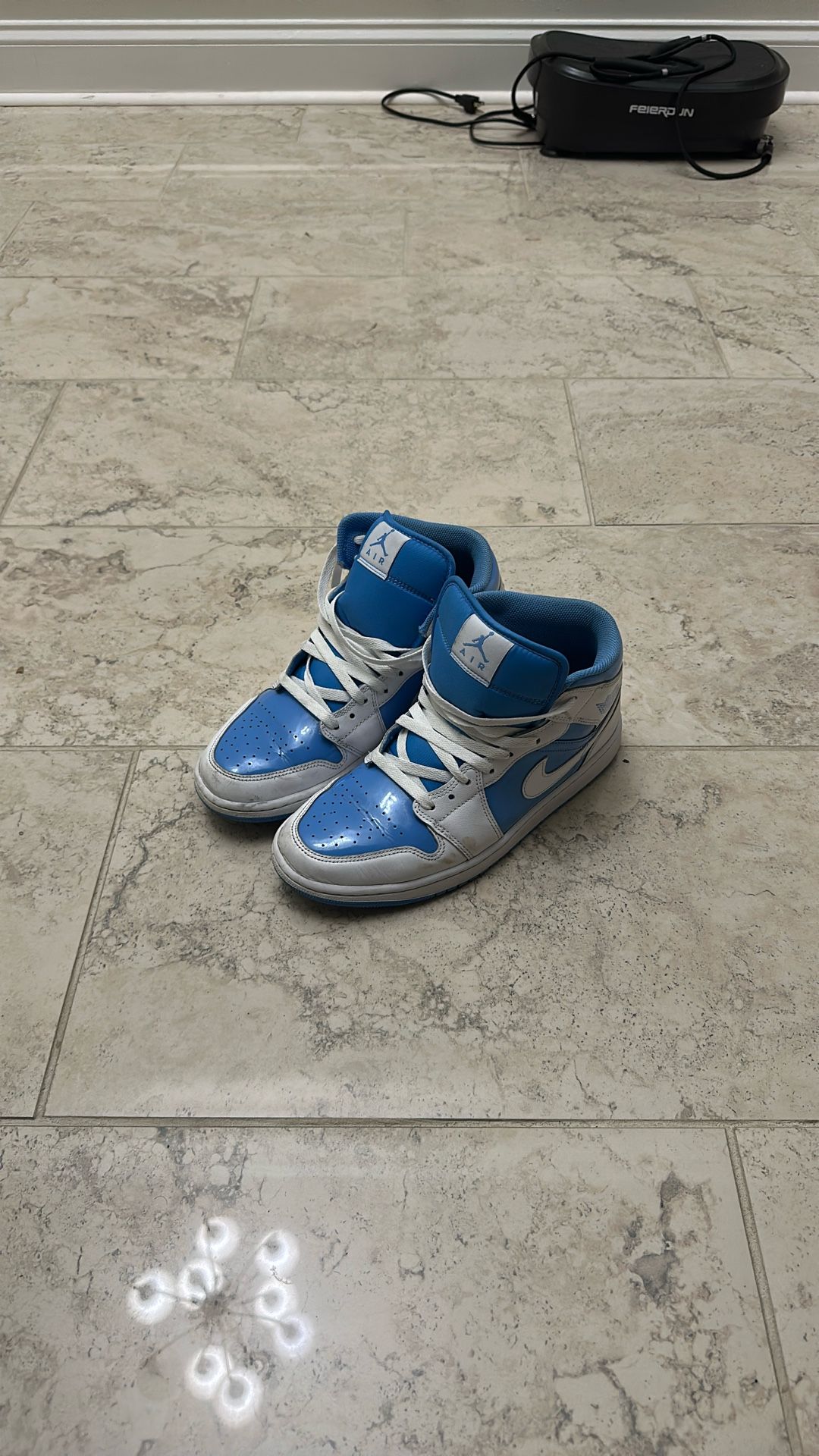 Jordan 1 Mid "Legend Blue"