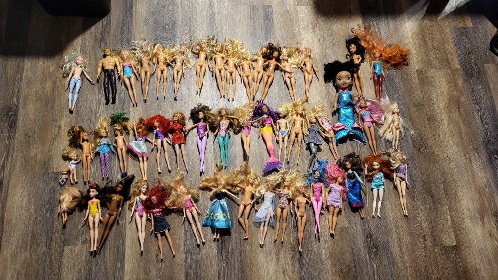 Lot of dolls