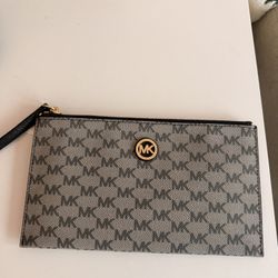NEW Zip Clutch (Michaelg Kors)