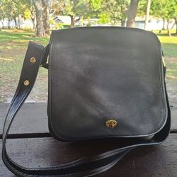 RARE VINTAGE COACH BLACK
STEWARDESS TURN LOCK
SHOULDER BAG Authentic FULL REAL Leather!!! SEND OFFERS!!!