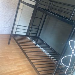 Triple bunk bed