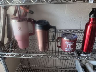 2 hydro flask, 2 coffee cups. Great shspe.