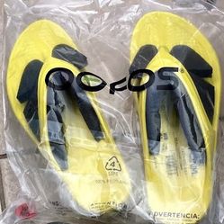 Brand New Oofos … Ladies size 8