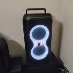 JBL PARTY BOX 120 EXCELLENT CONDITION BLUETOOTH VERY LOUD $ 250 FIRM DONT NOT ASK TO GO LOWER I will Ignore U, Serious Buyers Only , U Must Pick Up , 