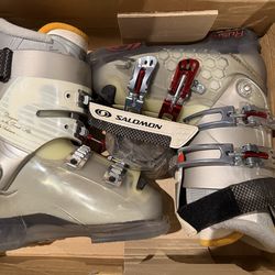 Women’s ski boots