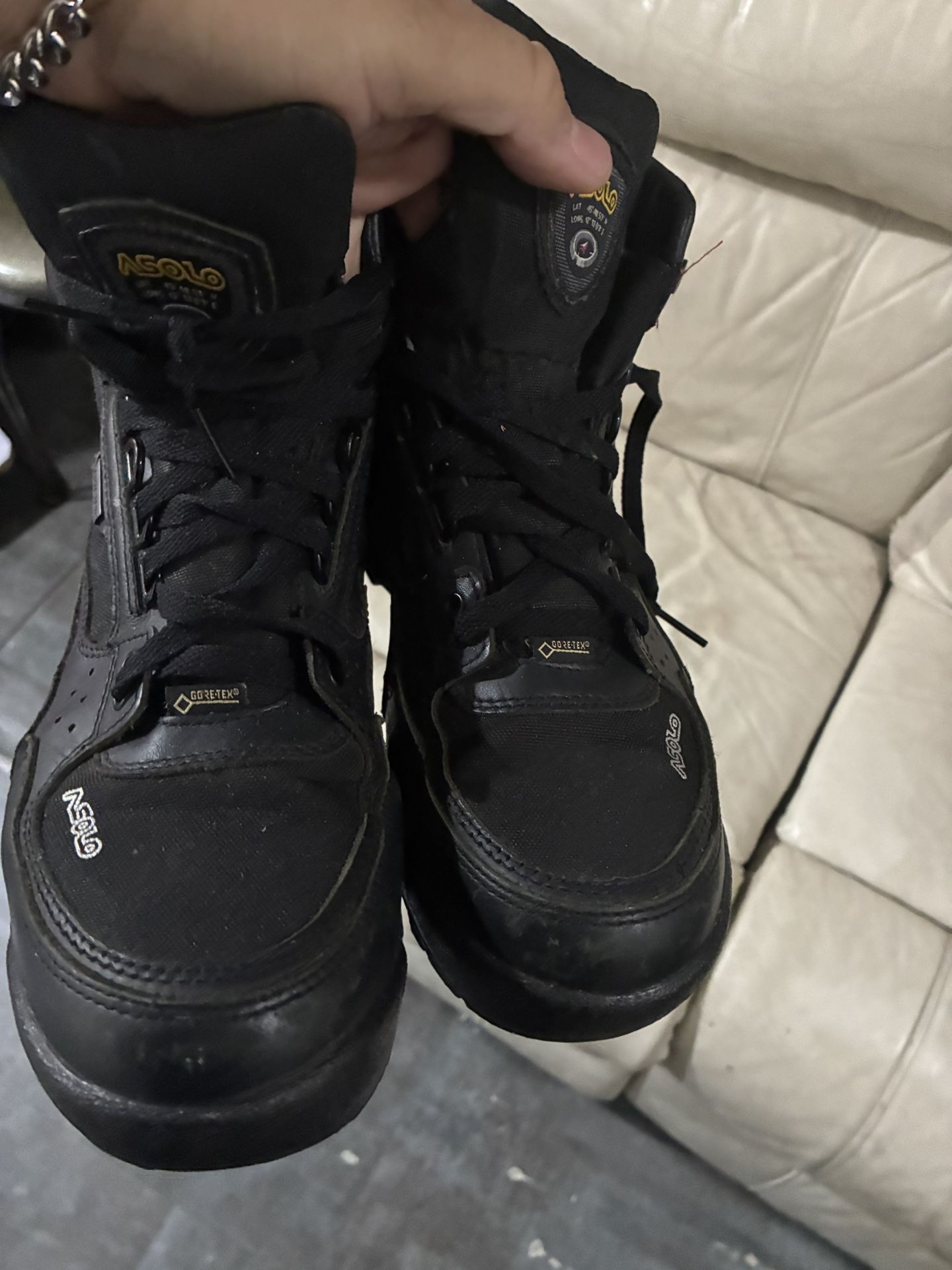 Size 10  Men Boots Solo