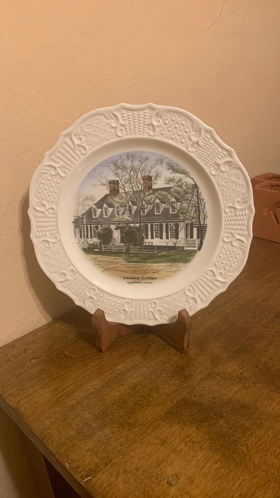 Vintage Commemorative Collector Plate “Raleigh Tavern”. Mint