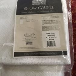 2 Curtain Panels, Snow Couple