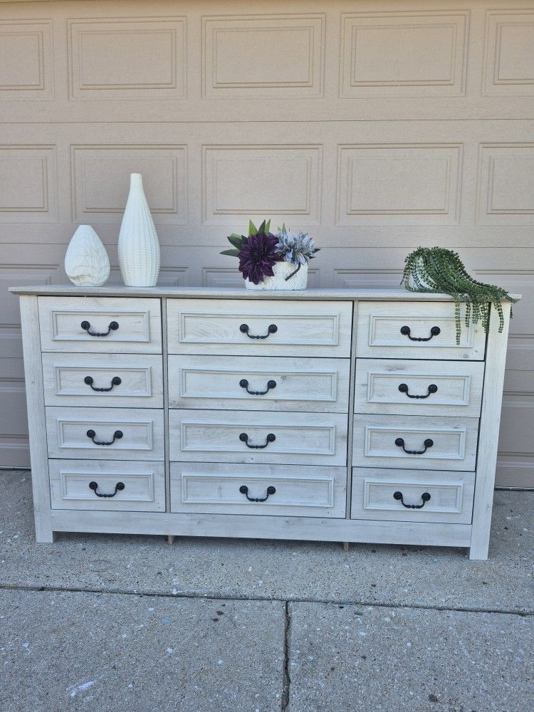 OVERSIZE 12 DRAWERS DRESSER OFF WHITE NEW CONDITION 63X17X36 ROLLING DRAWERS A LOT OF STORAGE 