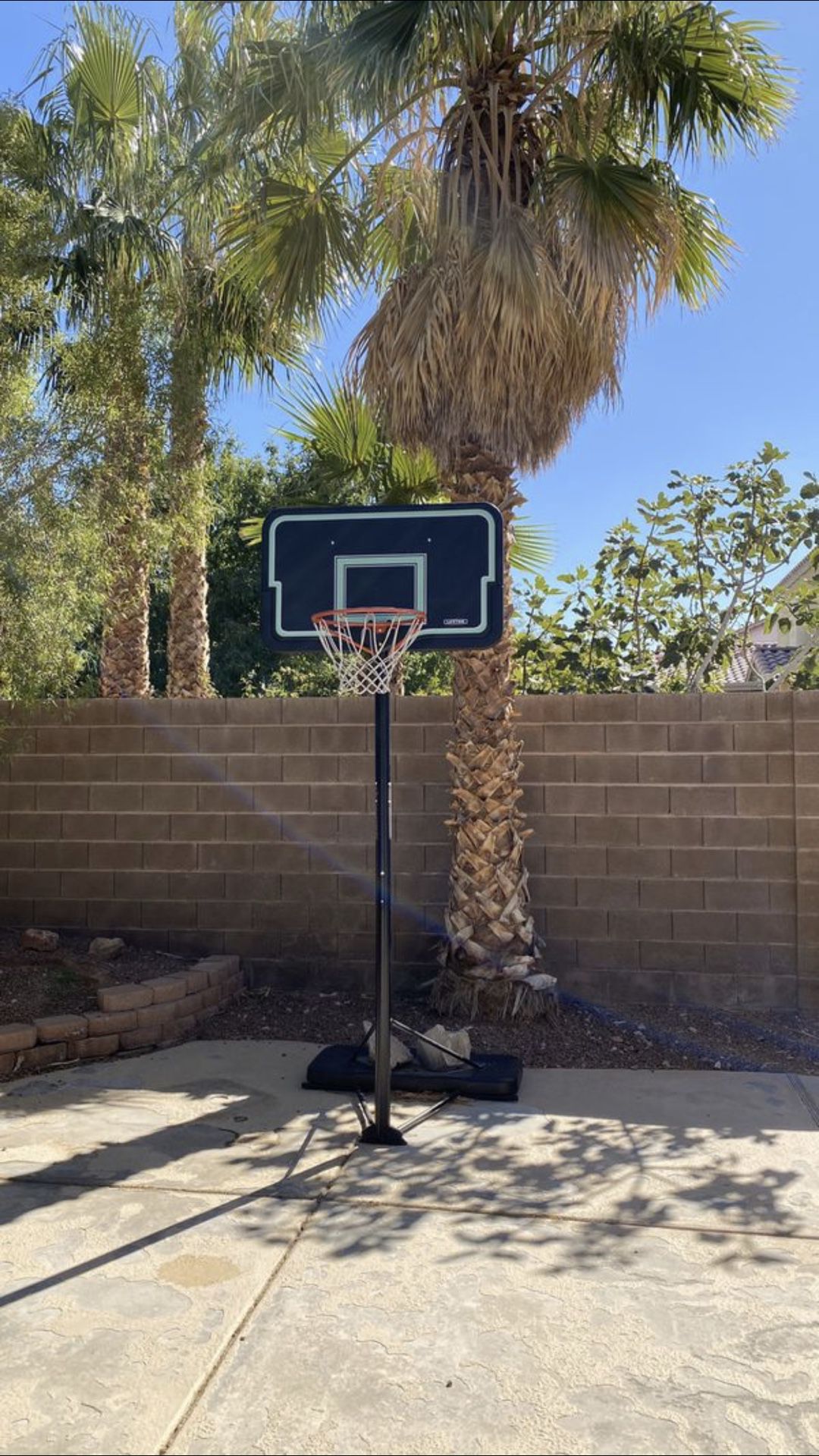 Adjustable basketball hoop