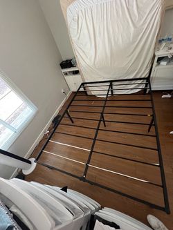 IMUsee black metal queen bed frame