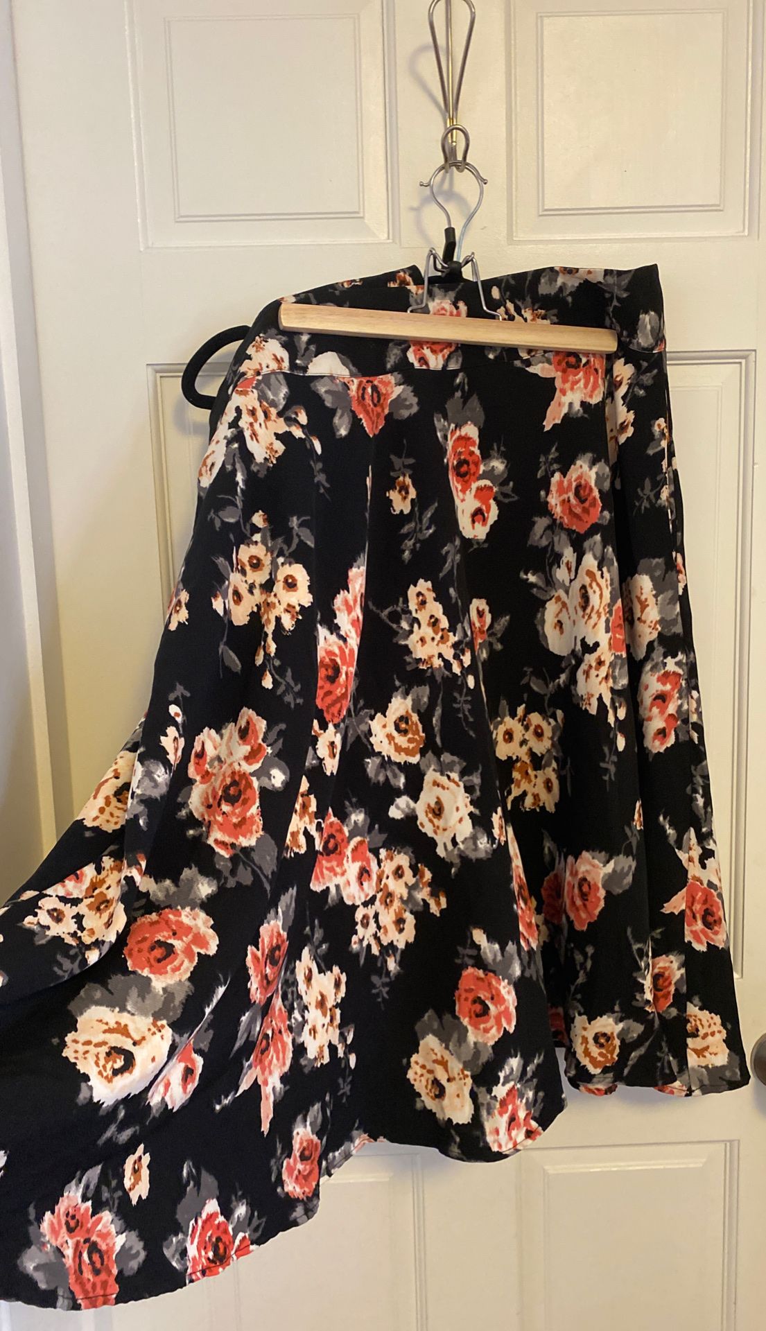 Unique Vintage 2XL black floral skirt