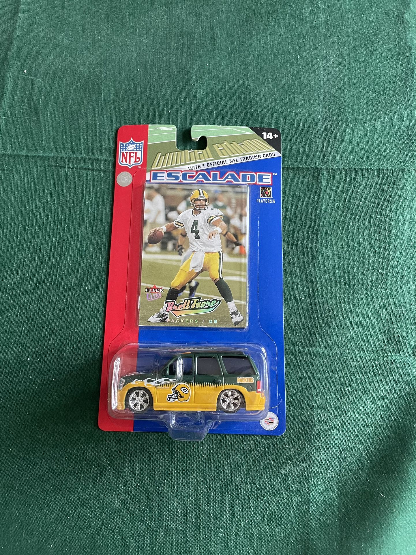 Green Bay Packers 2005 Die cast Escalade Trading Card Brett Favre ( Fleer Ultra) 1:64 Never Opened 