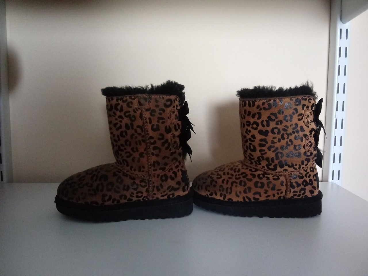 Size 8c girl ugg boots