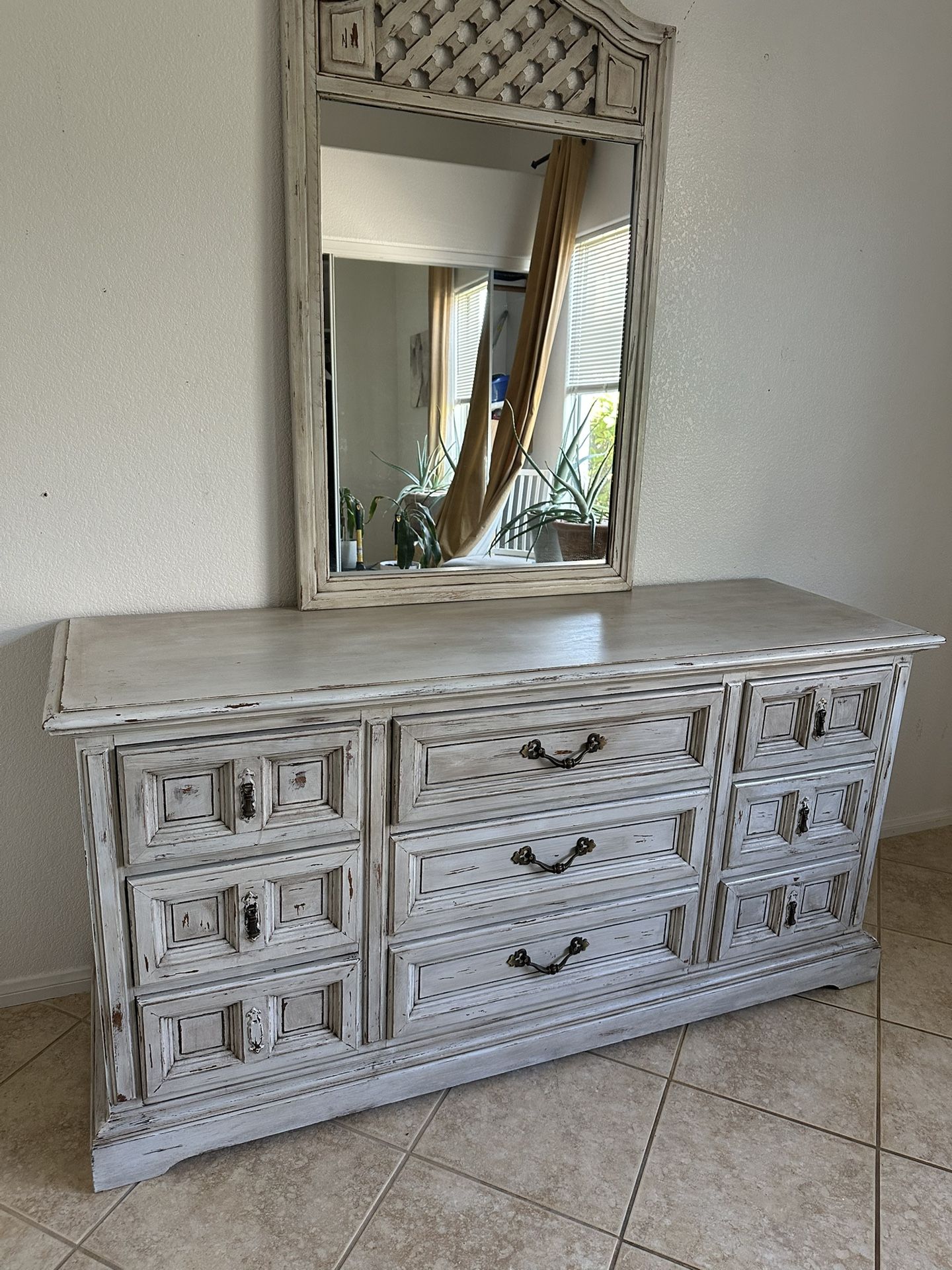 Dresser With mirror 125$