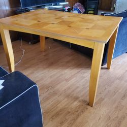 Kitchen Table With Large Leaf.  Great Table!  $100 OBO Must Pick Up. 