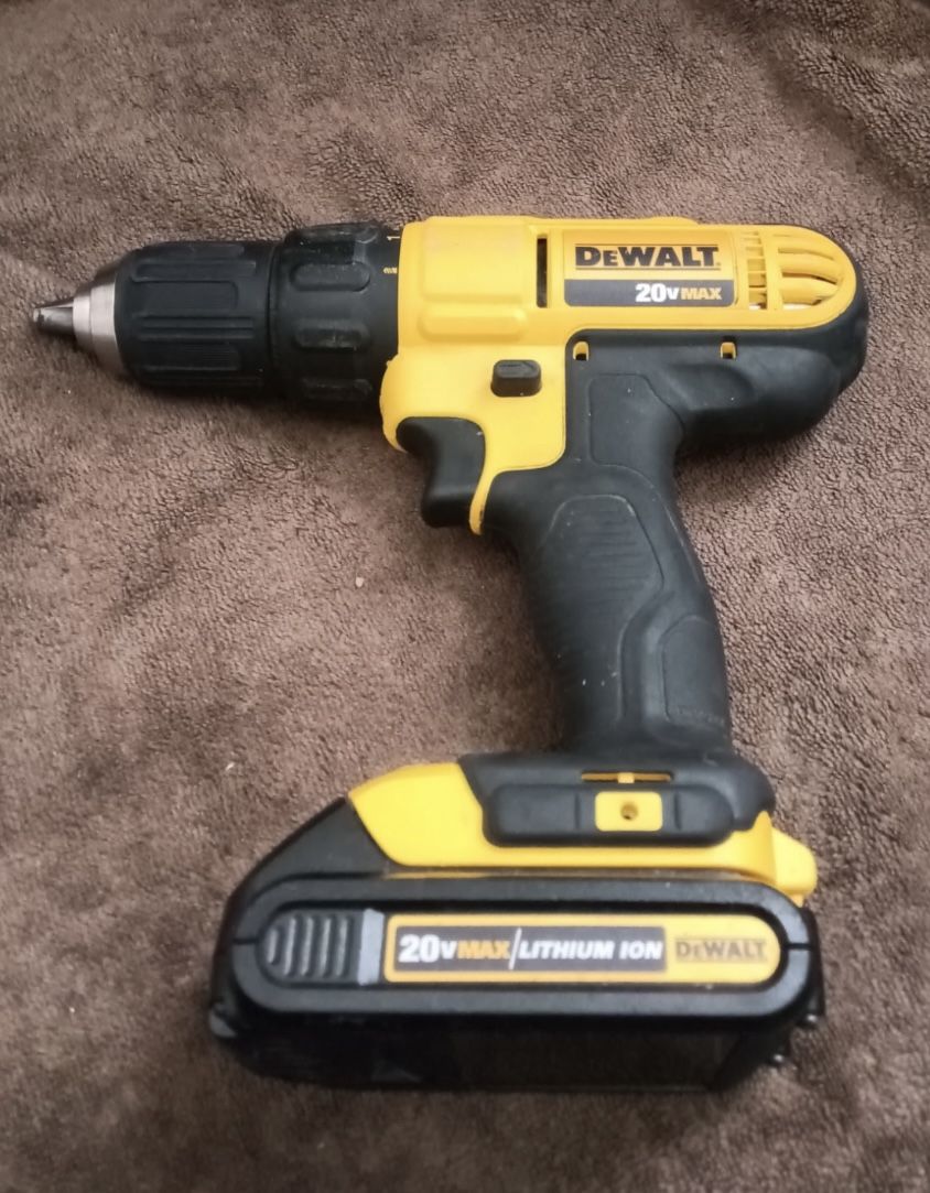 Dewalt Drill 2 Speed And Batterie 1.5 Ah Like New (( No Charger))