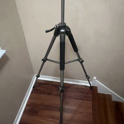    DYNATRAN Professional Series Tripod AT-6308 Nice Shape Free Read. Used and cosmetically the tripod is in very good condition and does come with the