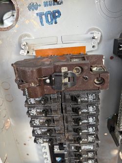 200 amp siemans panel with lots of good breakers