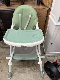 Baby high chair 📍$45